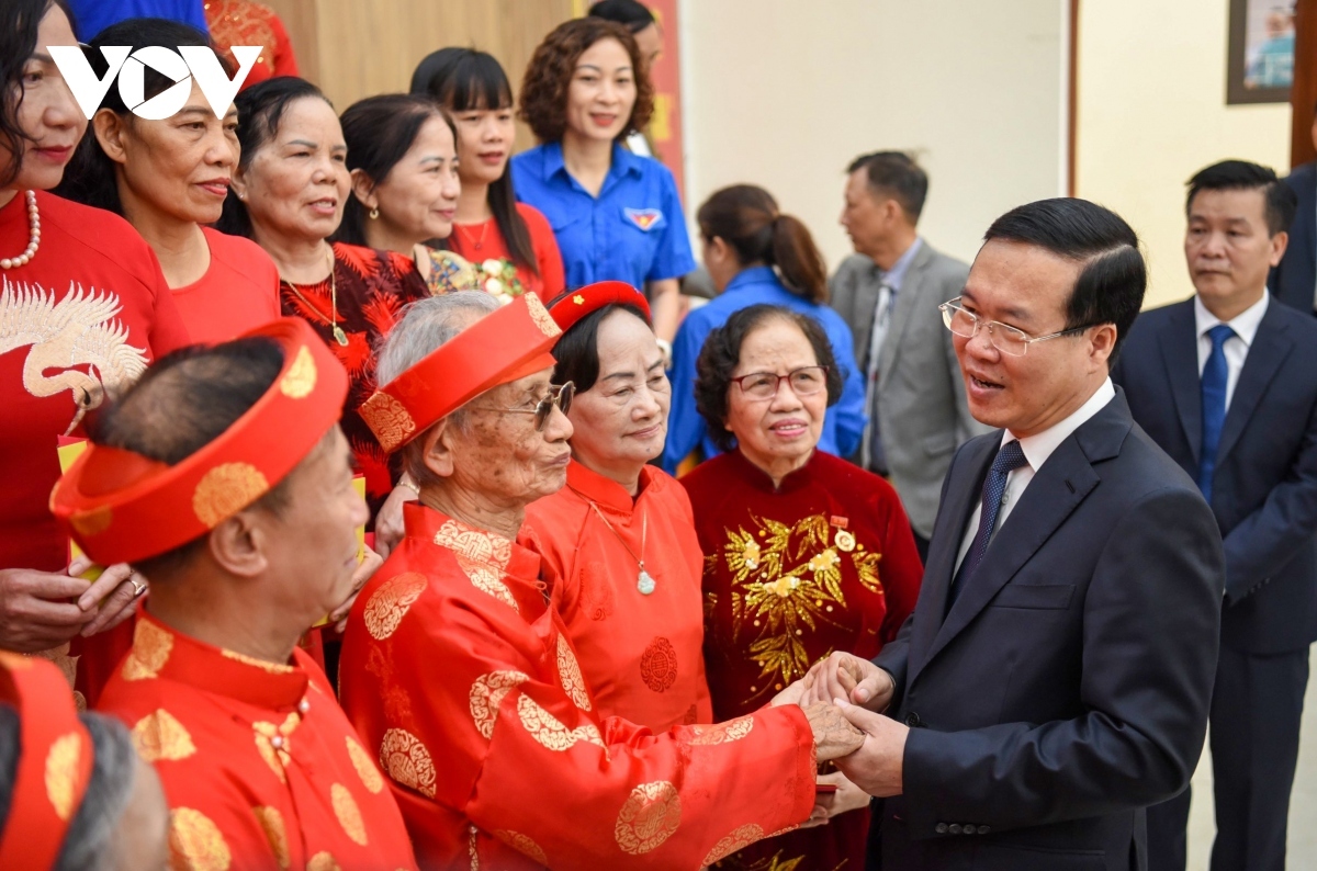 president extends new year greetings to elderly in dong anh district picture 10