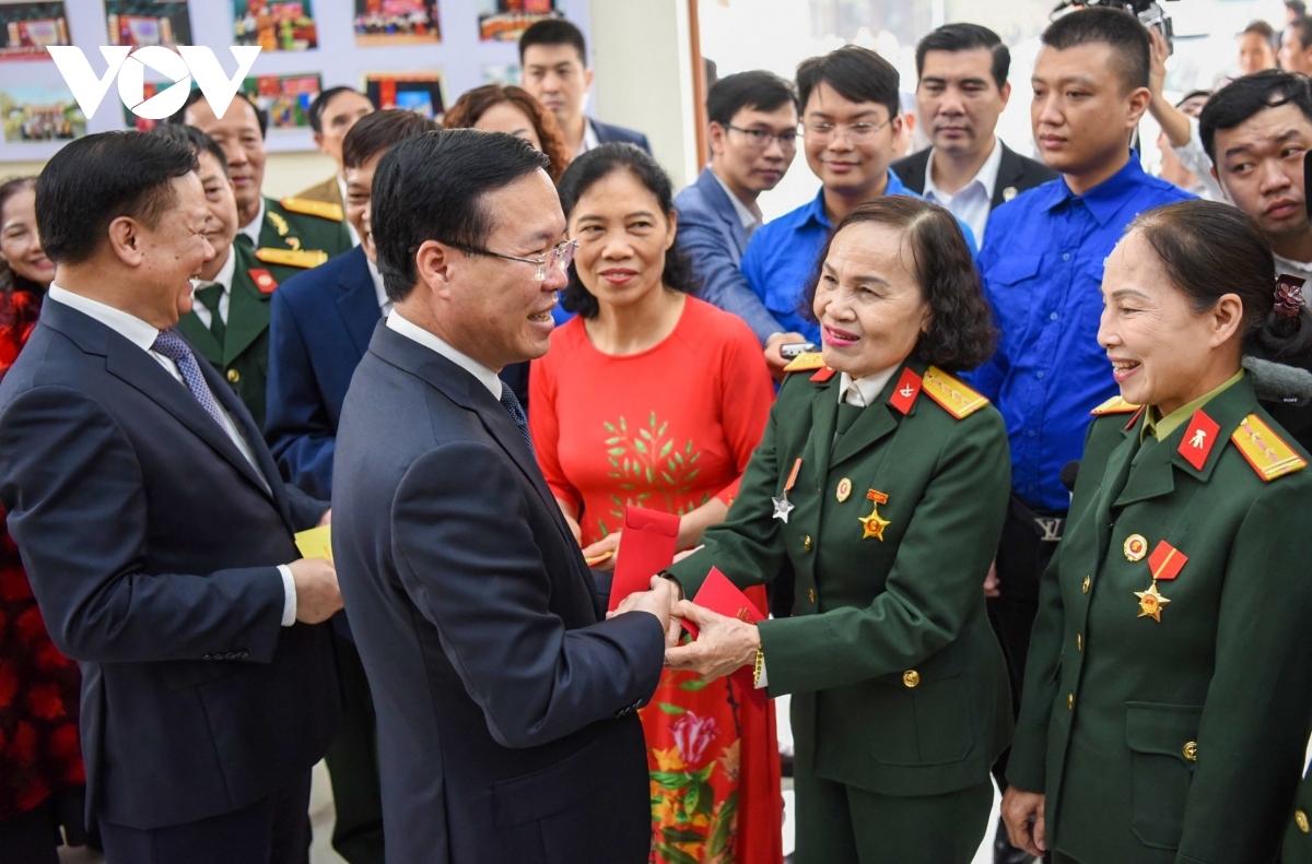 president extends new year greetings to elderly in dong anh district picture 11