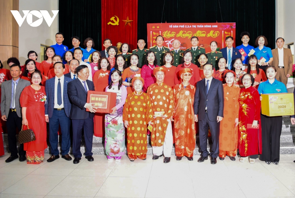president extends new year greetings to elderly in dong anh district picture 12