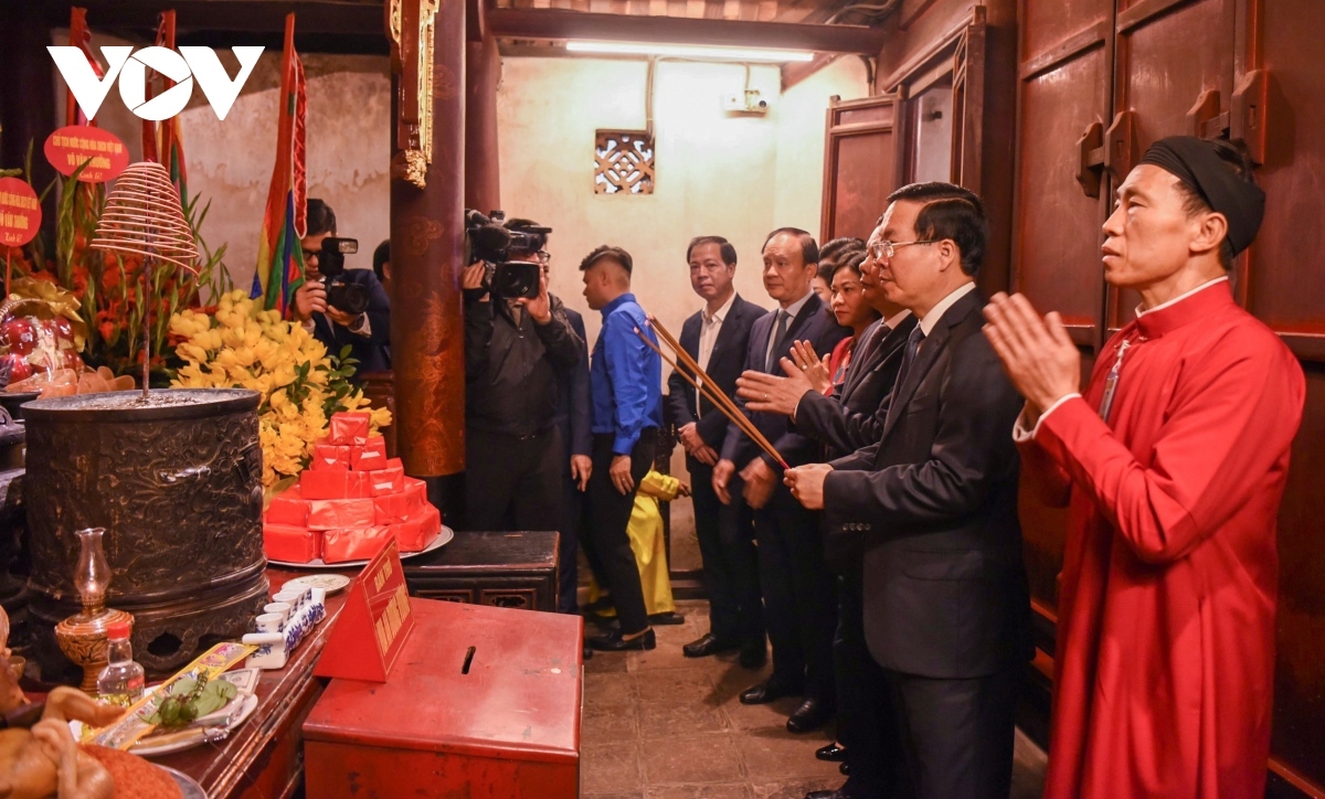 president extends new year greetings to elderly in dong anh district picture 3