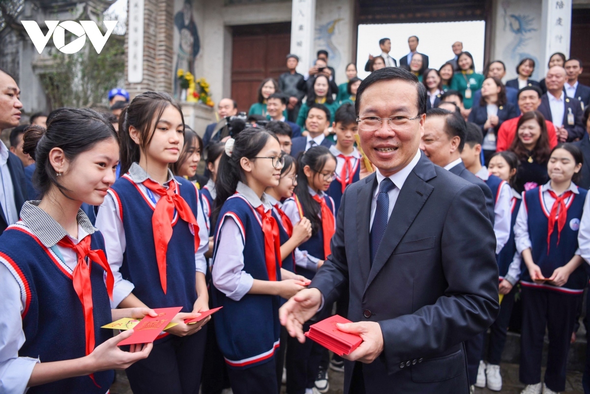 president extends new year greetings to elderly in dong anh district picture 4