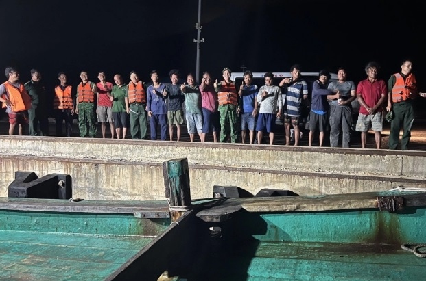 12 sailors in distress at sea brought ashore picture 1