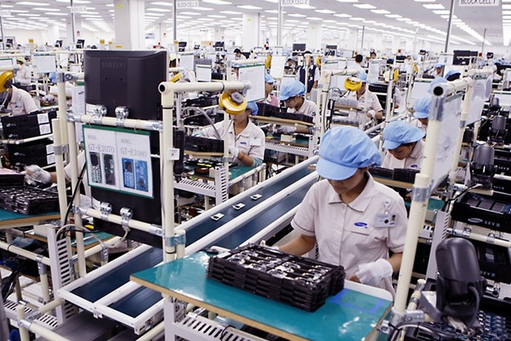 phone and component exports surge during tet picture 1
