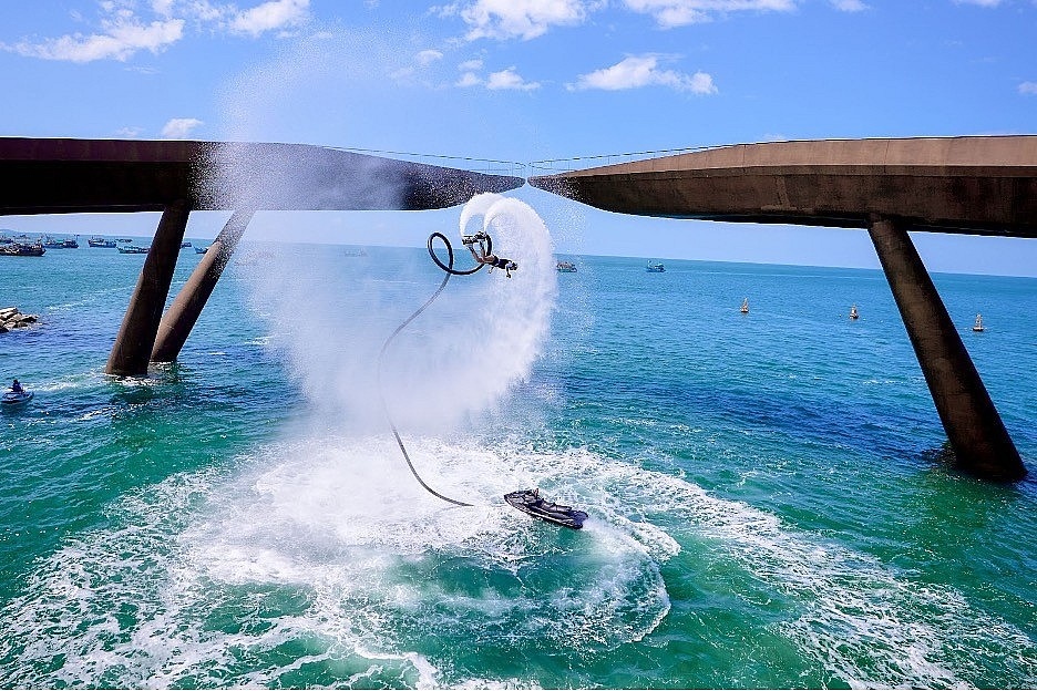 international athletes thrill tourists at jetski show in phu quoc picture 2