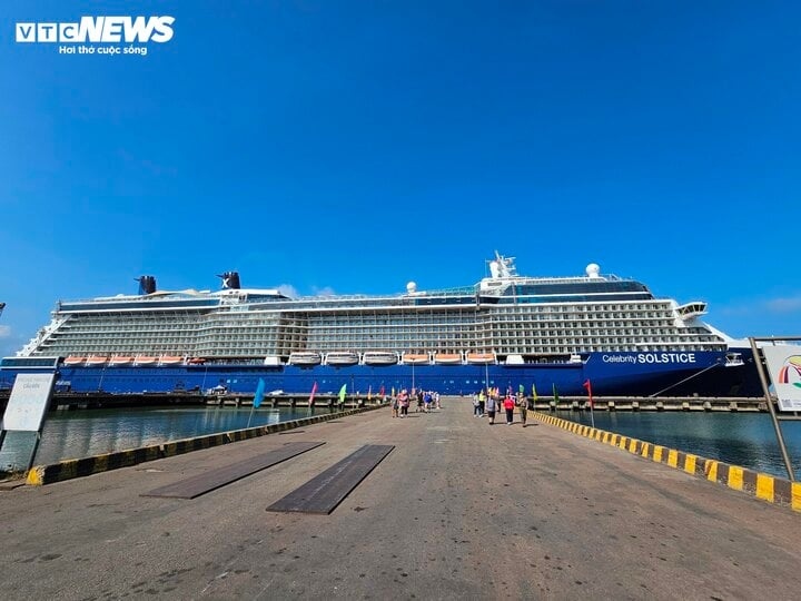 luxury cruise ship brings 2,800 tourists to central localities picture 1