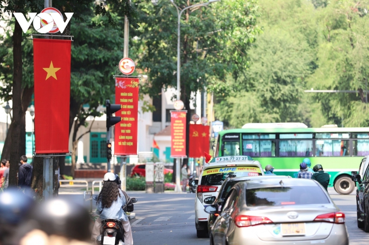 ho chi minh city decorated to prepare for tet picture 1