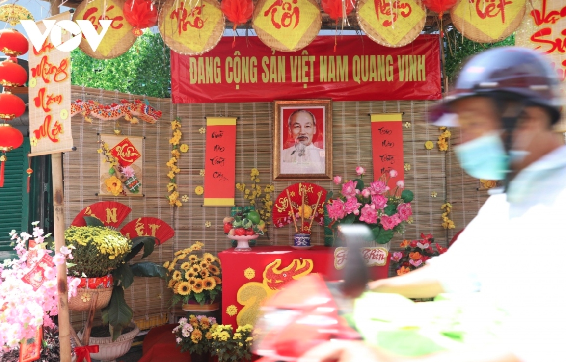 ho chi minh city decorated to prepare for tet picture 10