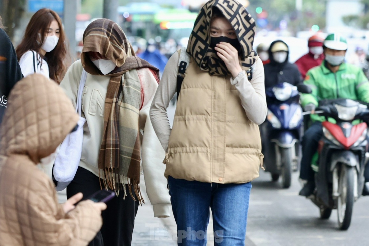 hanoians struggle as cold air hits northern region picture 3