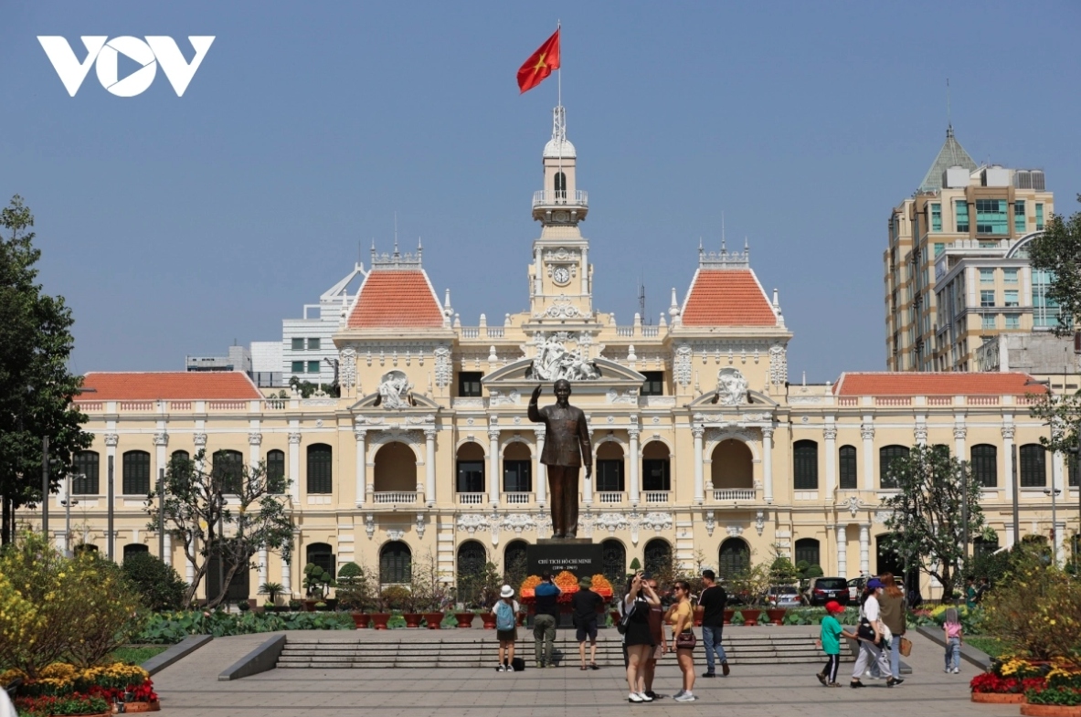 ho chi minh city decorated to prepare for tet picture 5