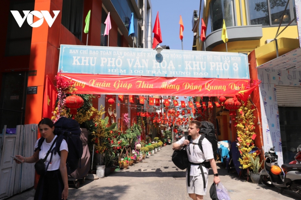 ho chi minh city decorated to prepare for tet picture 8