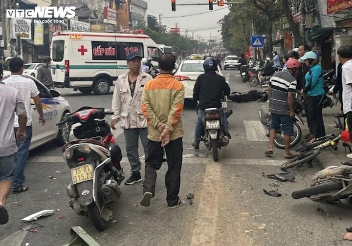 Taxi đâm liên hoàn hàng loạt xe máy, 5 người nhập viện