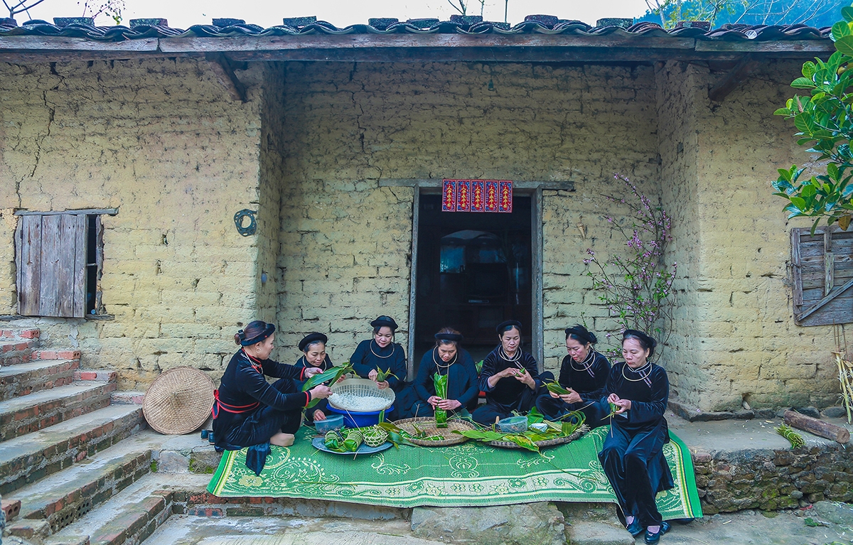 Người Tày gói “bánh chưng bố mẹ”, lấy nước mừng năm mới