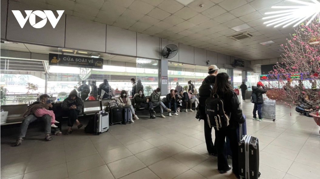 crowds descend on transport hubs in hanoi and hcm city ahead of tet picture 1