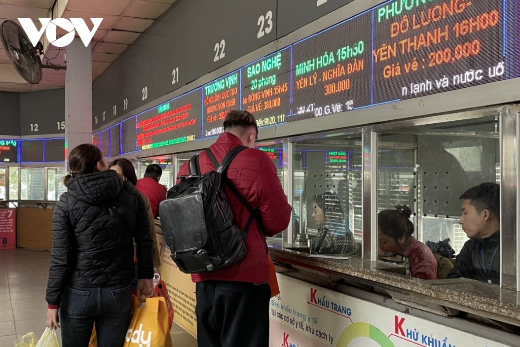 crowds descend on transport hubs in hanoi and hcm city ahead of tet picture 2