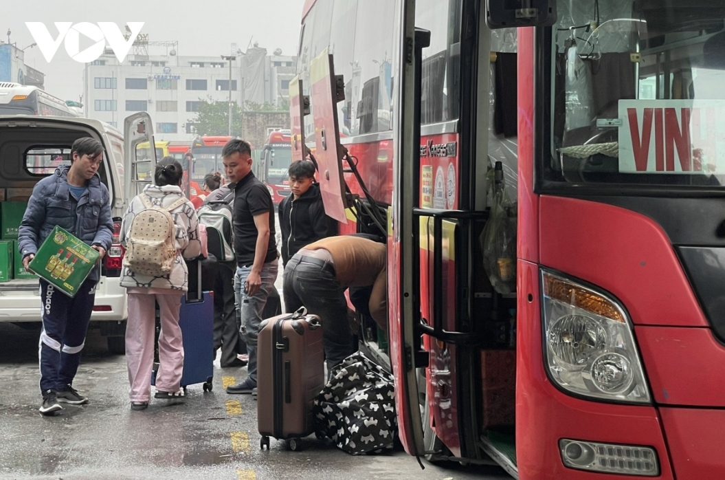 crowds descend on transport hubs in hanoi and hcm city ahead of tet picture 3