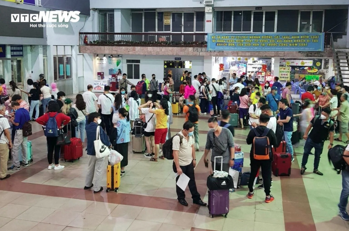 crowds descend on transport hubs in hanoi and hcm city ahead of tet picture 5