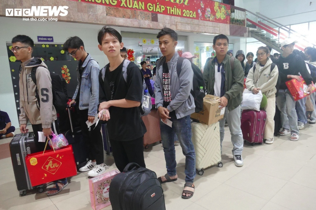 crowds descend on transport hubs in hanoi and hcm city ahead of tet picture 7