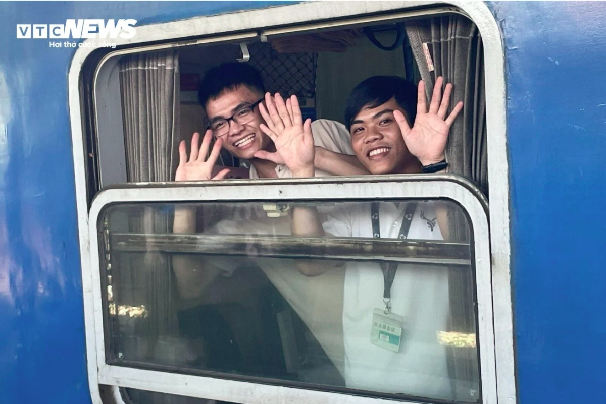 Crowds descend on transport hubs in Hanoi and HCM City ahead of Tet
