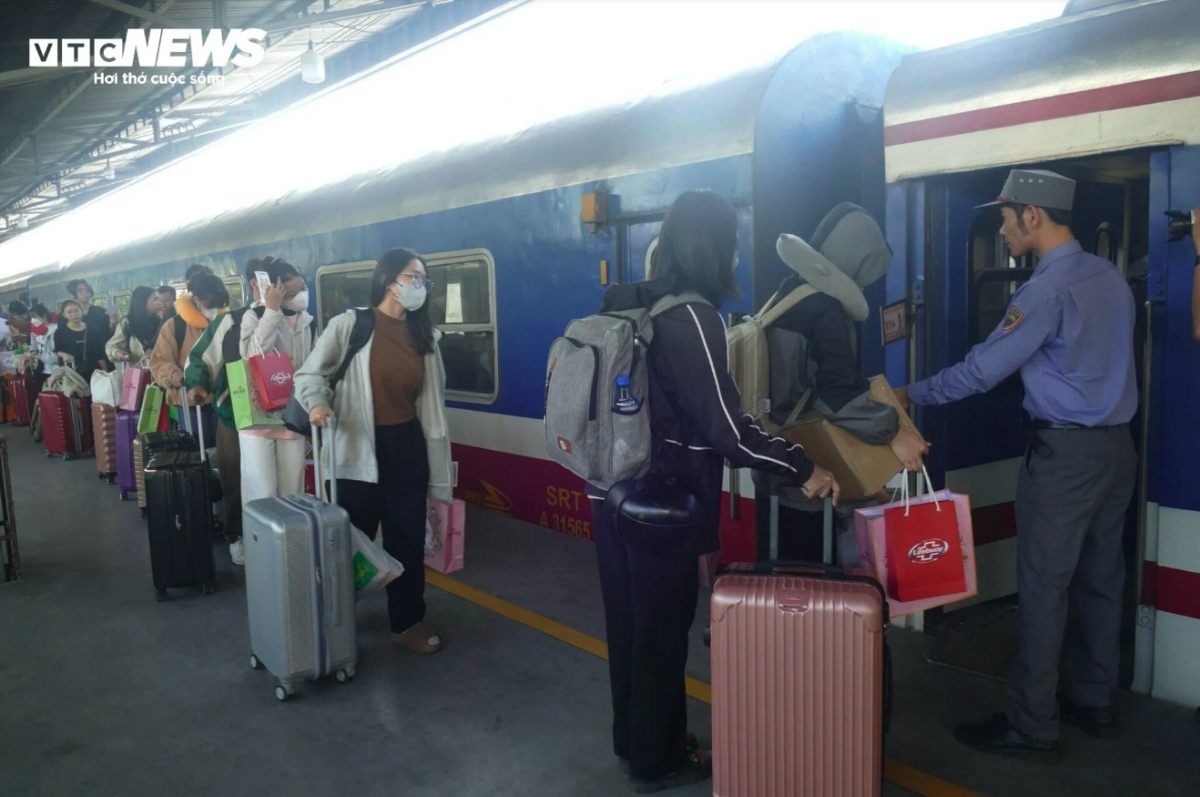 crowds descend on transport hubs in hanoi and hcm city ahead of tet picture 9