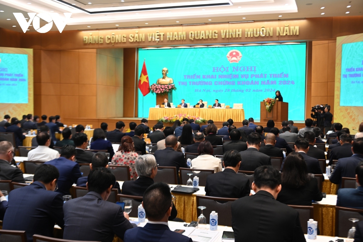 pm chinh chairs conference on stock market development picture 2