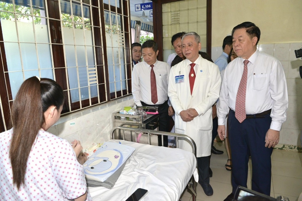 Trưởng Ban Tuyên giáo TƯ: Phát huy, nâng cao năng lực đội ngũ thầy thuốc