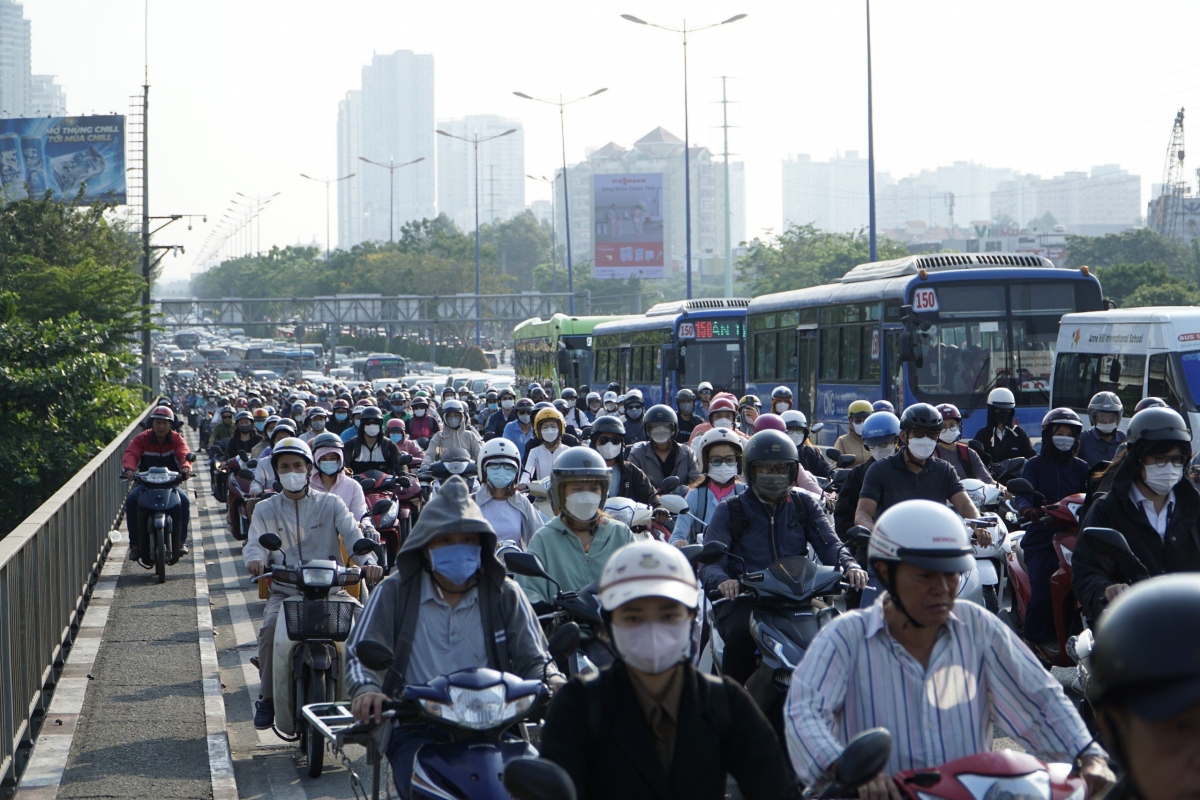 cau sai gon un u vi container tong dai phan cach hinh anh 2