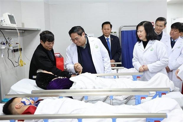 pm chinh visits hanoi medical establishments ahead of tet picture 1