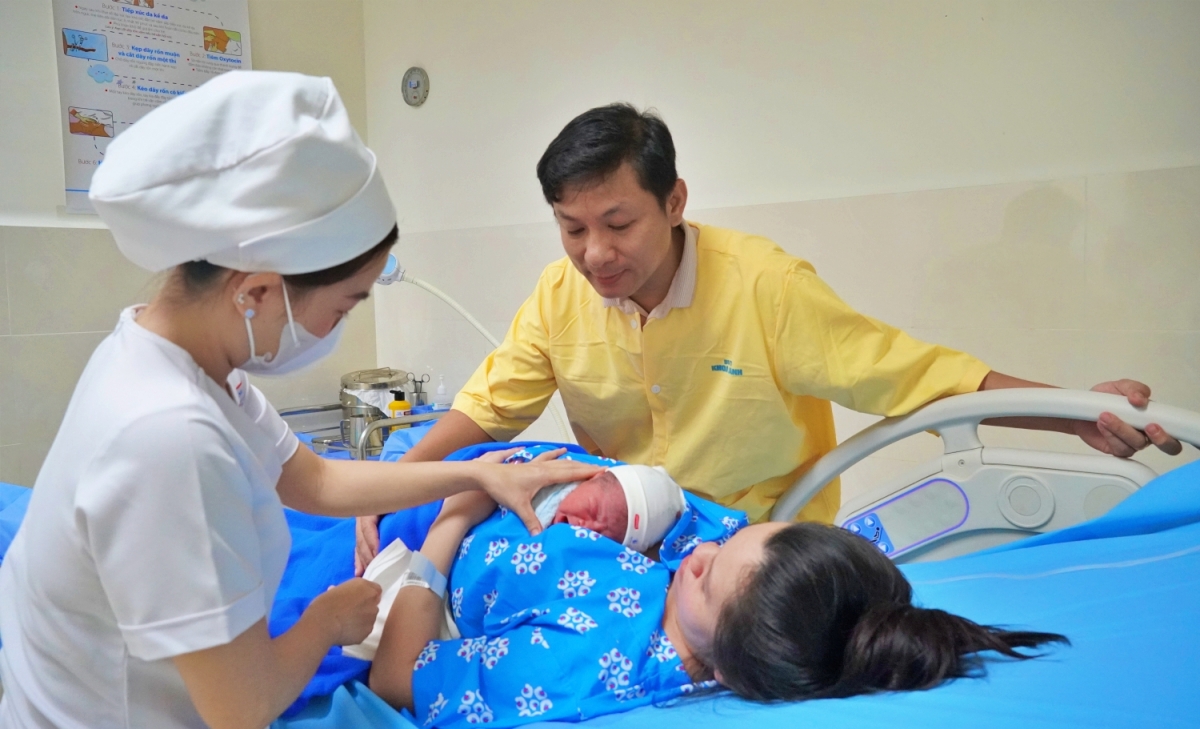 Lì xì vàng miếng cho 5 em bé chào đời vào thời khắc giao thừa năm Giáp Thìn