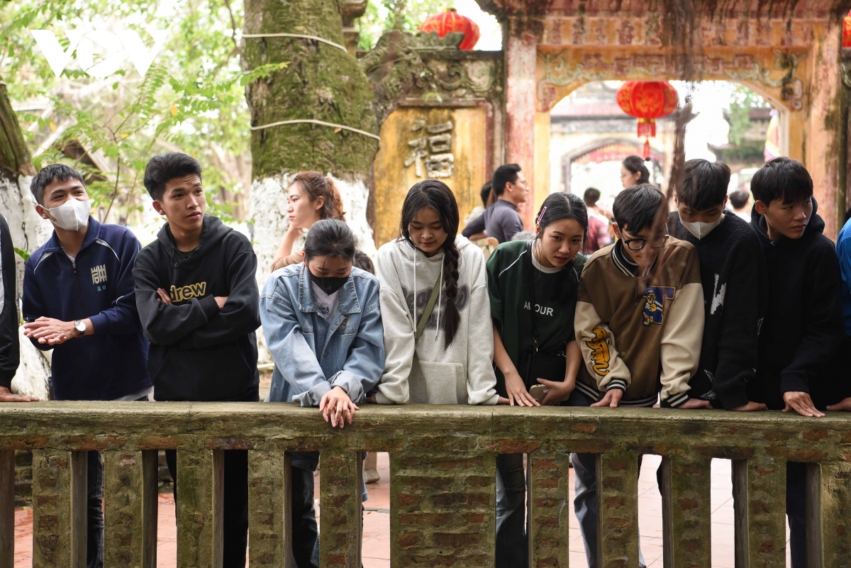 praying for luck at bac ninh relic site picture 7