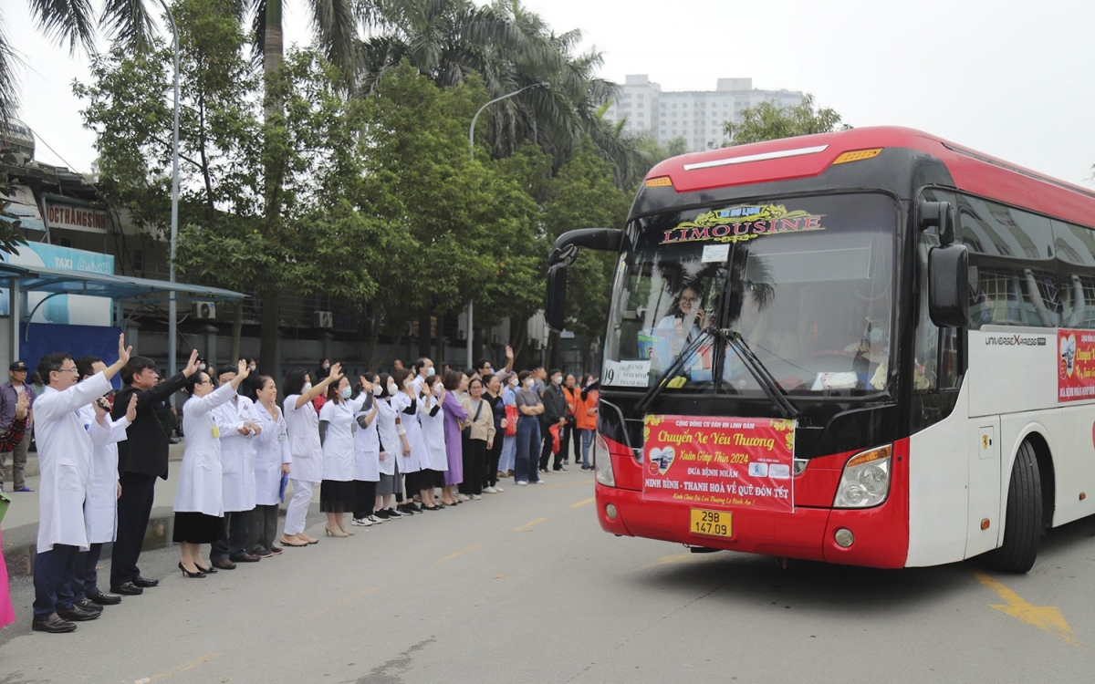Gần 400 bệnh nhân về quê đón Tết trên chuyến xe yêu thương