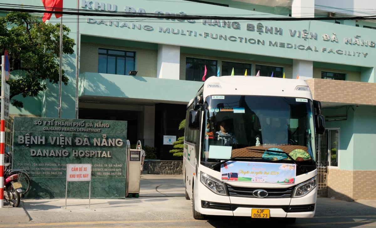 Chuyến xe nghĩa tình đưa bệnh nhân nghèo về quê ăn Tết