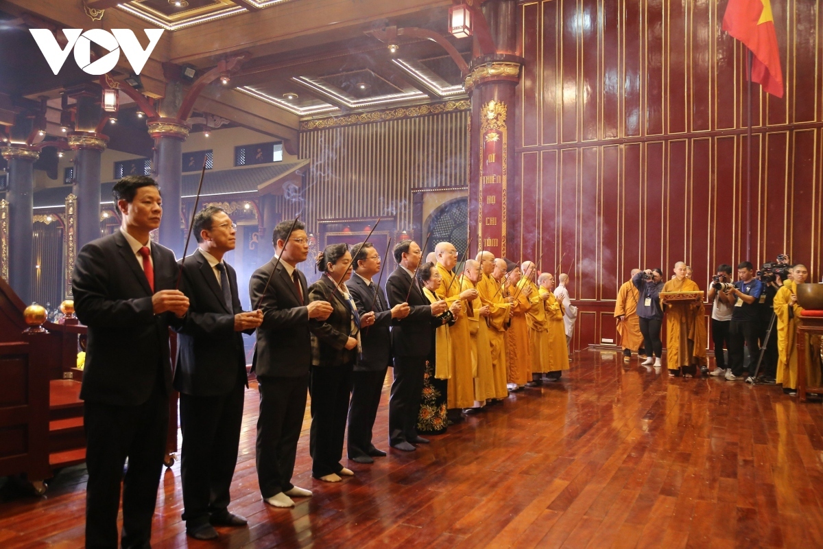 thousands make pilgrimage to buddhist land in vietnam picture 1