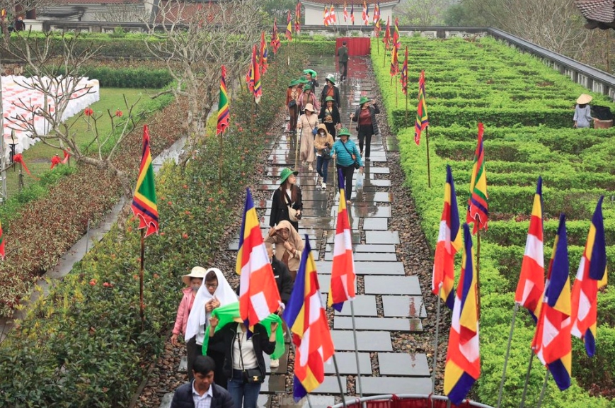 thousands make pilgrimage to buddhist land in vietnam picture 10