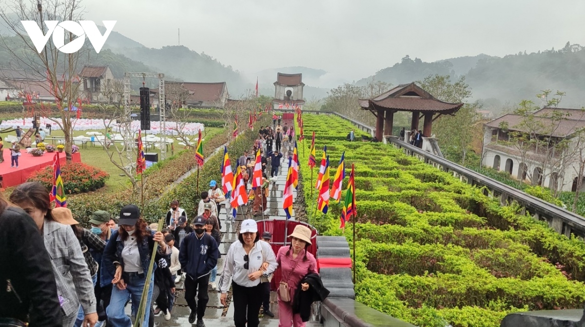 thousands make pilgrimage to buddhist land in vietnam picture 7