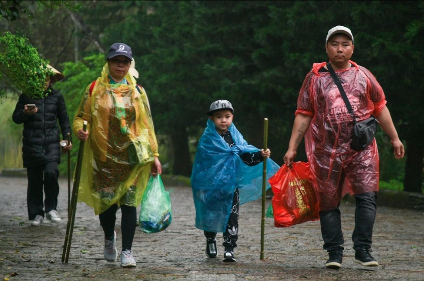 thousands make pilgrimage to buddhist land in vietnam picture 8