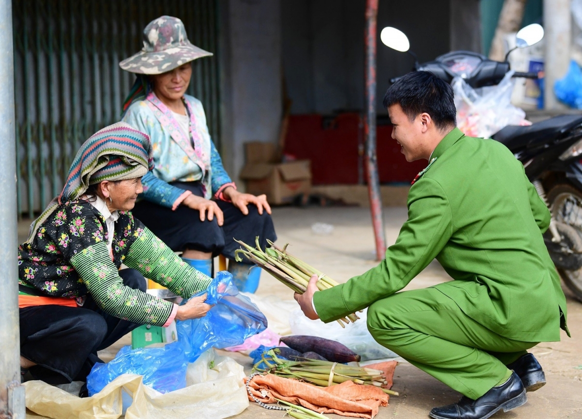 Thượng úy công an người dân tộc Thái: “Phục vụ người dân như người thân của mình”