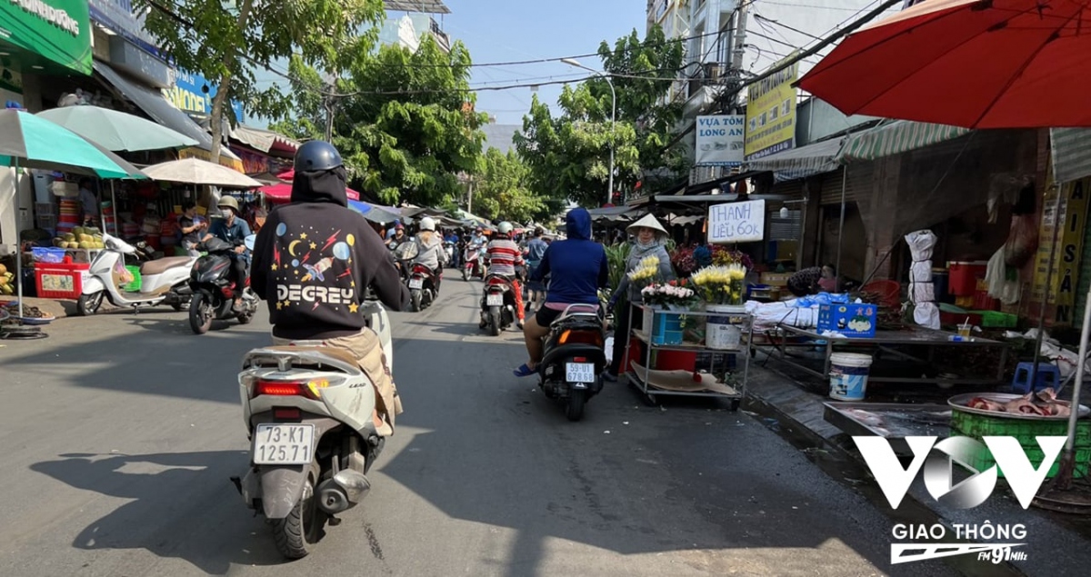 chợ chạy giữa đường Phạm Văn Bạch quận gò vấp tphcm bát nháo bán hàng