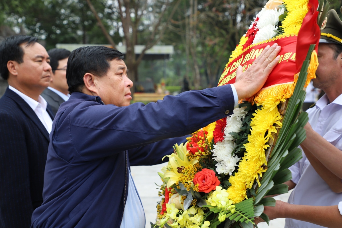 tang qua tet cho ho ngheo, gia dinh chinh sach, nguoi co cong tai quang tri hinh anh 1