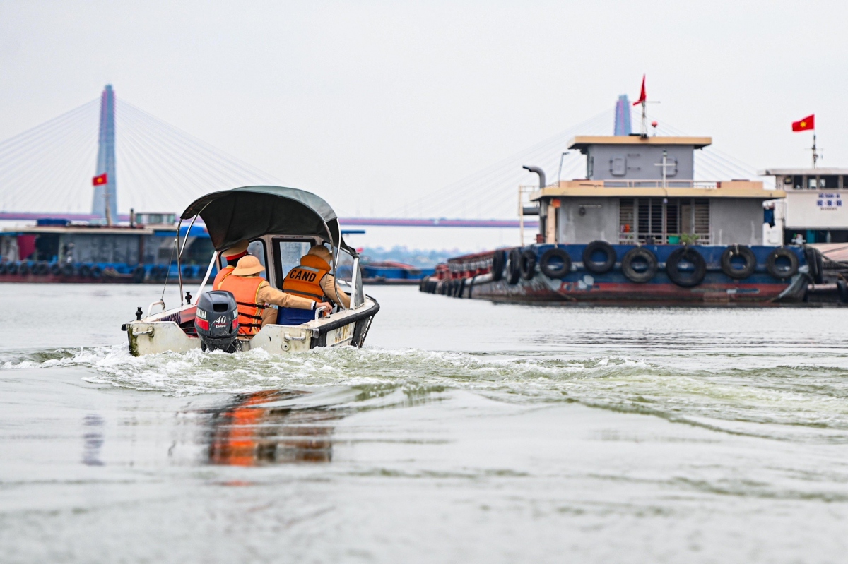 Tăng cường xử lý vi phạm các tàu thuyền trên sông Hồng