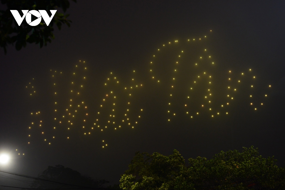 another impressive drone light show entertains visitors in hanoi picture 10