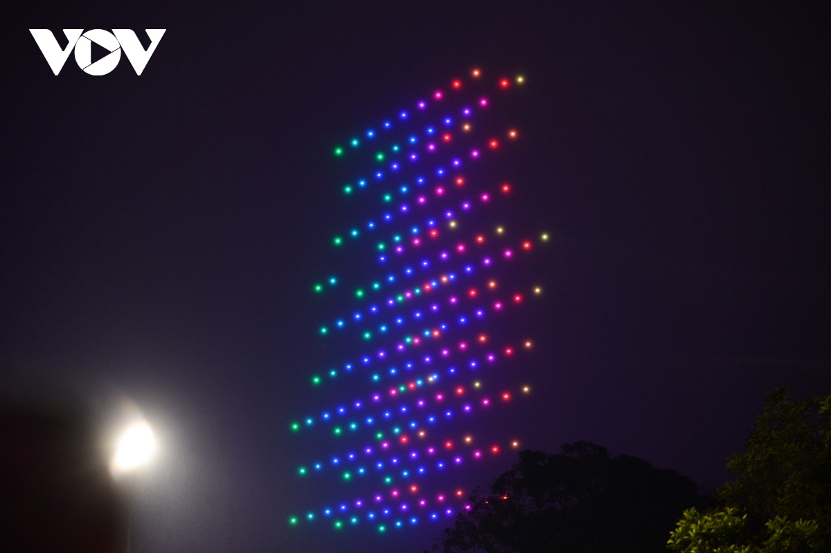 another impressive drone light show entertains visitors in hanoi picture 2