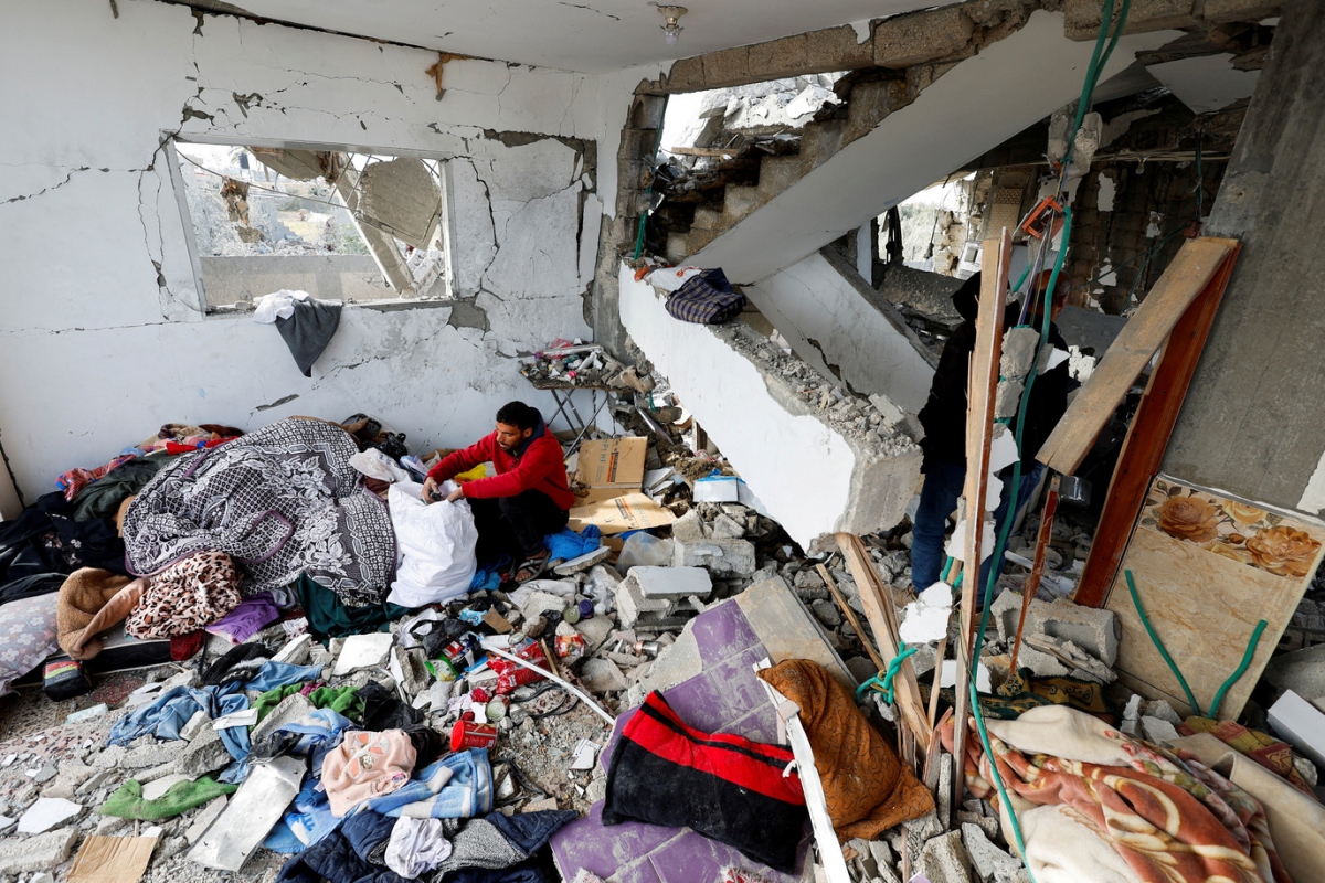 Một người đàn ông Palestine trong ngôi nhà bị tàn phá ở phía Nam Dải Gaza.