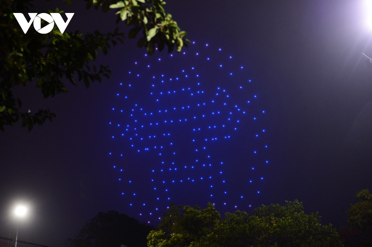 another impressive drone light show entertains visitors in hanoi picture 3