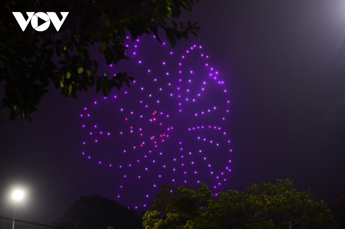 another impressive drone light show entertains visitors in hanoi picture 4