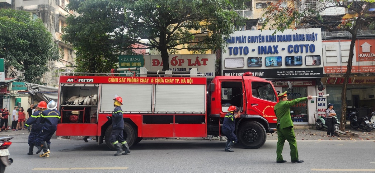 Cháy ngôi nhà 3 tầng trong phố Thanh Nhàn, Hà Nội