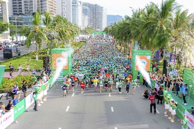 nearly 1,800 foreigners race in da nang international marathon picture 1