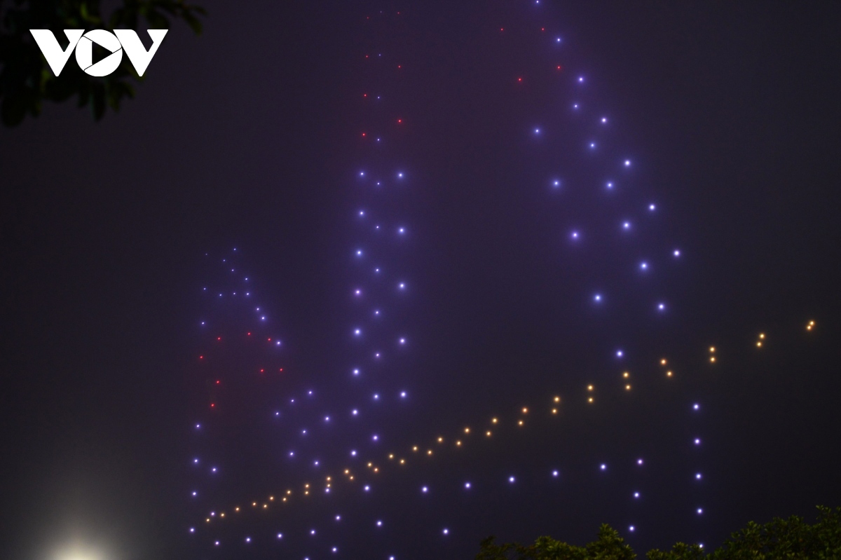 another impressive drone light show entertains visitors in hanoi picture 5