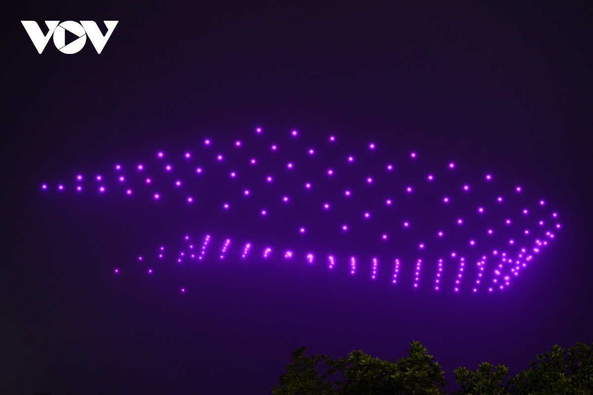 another impressive drone light show entertains visitors in hanoi picture 6