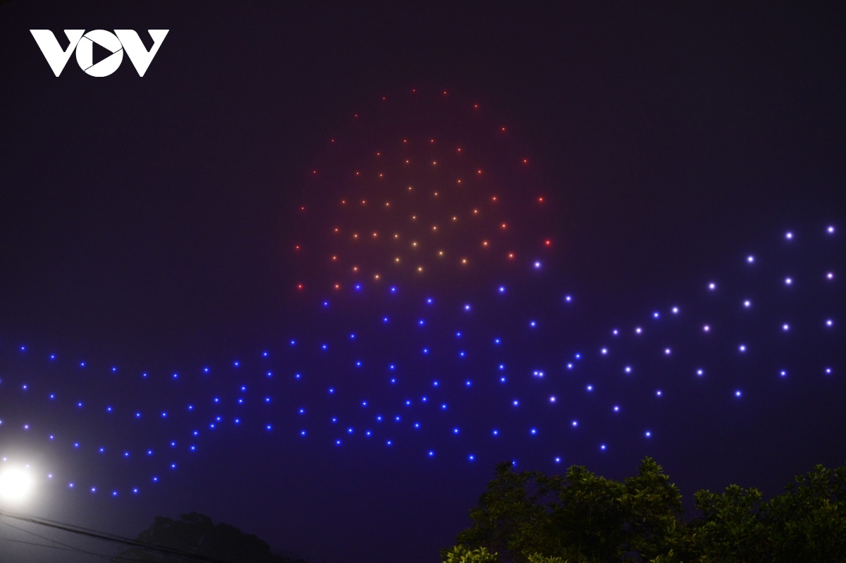 another impressive drone light show entertains visitors in hanoi picture 7