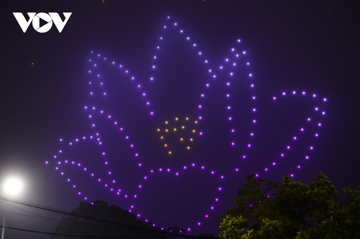 another impressive drone light show entertains visitors in hanoi picture 8